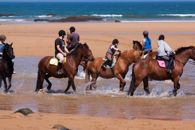 En la playa de Valdearenas montando a caballo