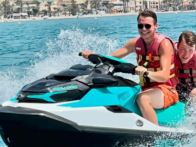 Navega a bordo de una moto de agua