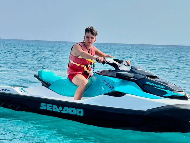 Explora Almería con una moto de agua
