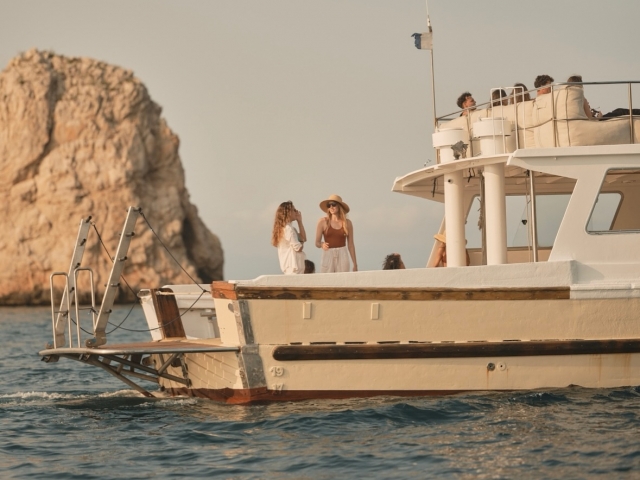 Tour en barco al atardecer por las Islas Medas, 2h