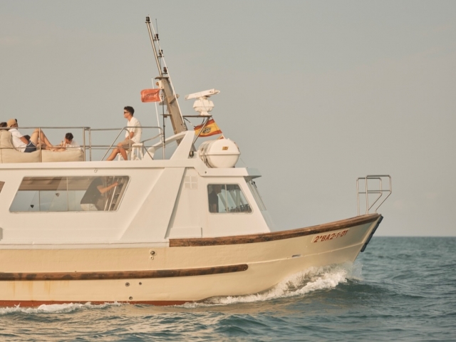  monte à bord de notre ancien bateau de pêche