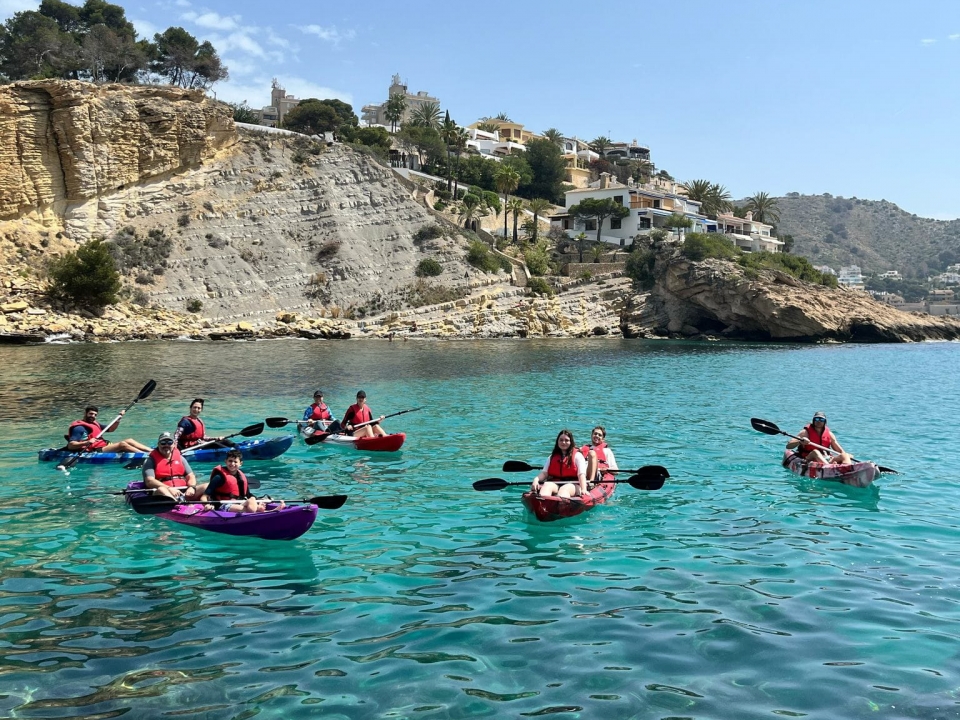 En kayak a Cala Llebeig