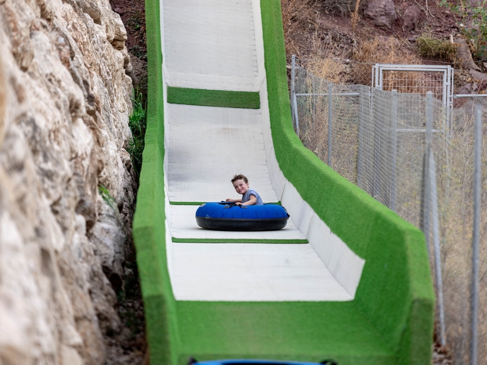  Downloading through the slide 
