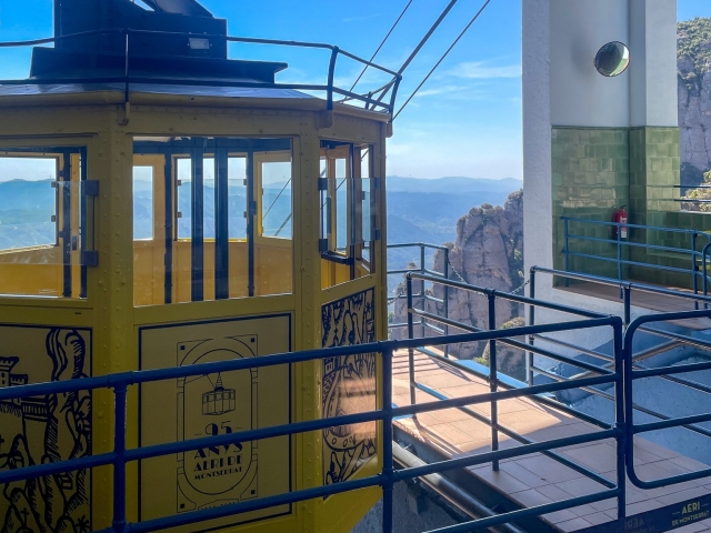  Suba ao mosteiro a bordo do teleférico 