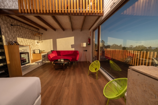  Sitzecke und großes Fenster mit Aussicht