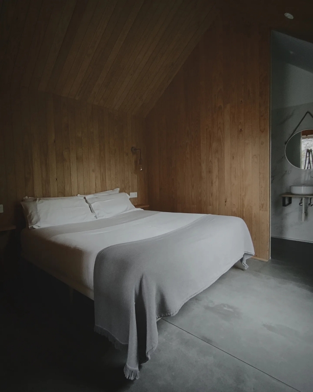  Schlafzimmer und Badezimmer 