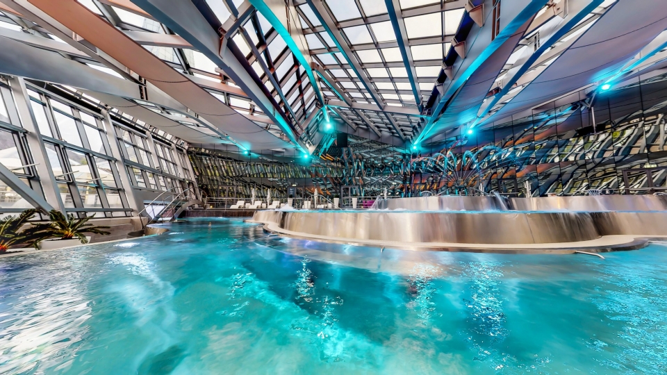  Une des impressionnantes piscines intérieures 