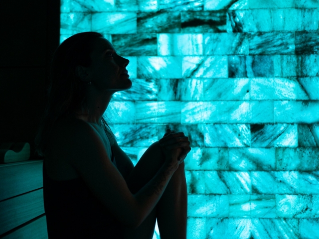  Sauna chromatique avec mur de sel 