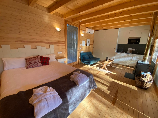  Bett, Wohnzimmer und Küche 