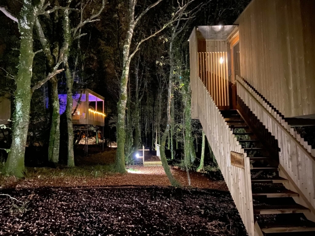  Zwischen den Hütten bei Nacht 