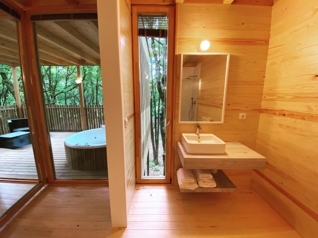  Waschbecken und Terrasse 