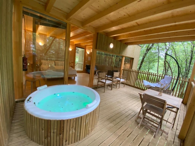  Terrasse mit Whirlpool im Freien 