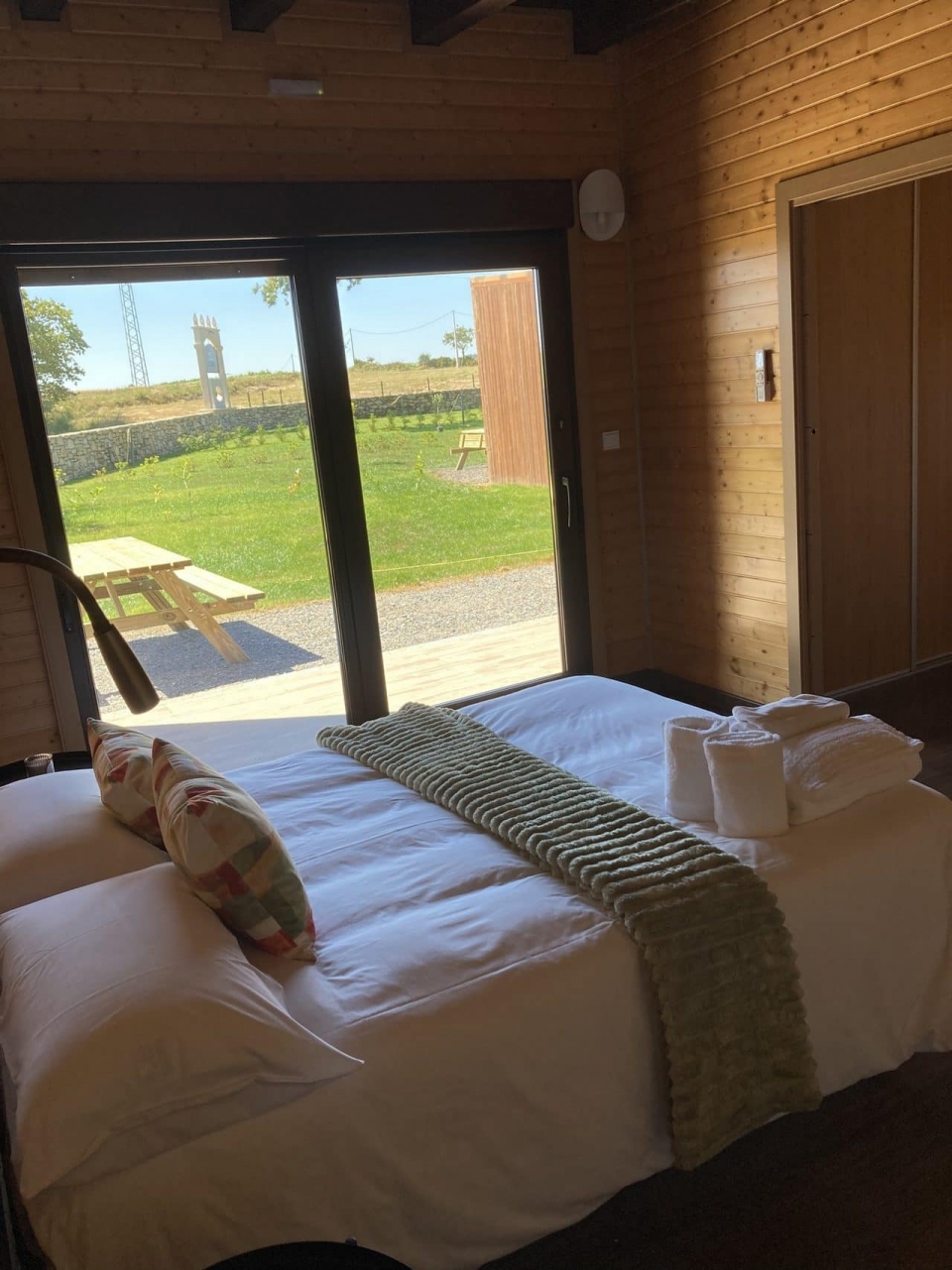  Bett und Blick aus dem Fenster 