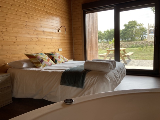  Schlafzimmer mit Erkerfenster 