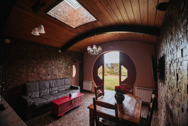  Eingang zur Unterkunft rot 