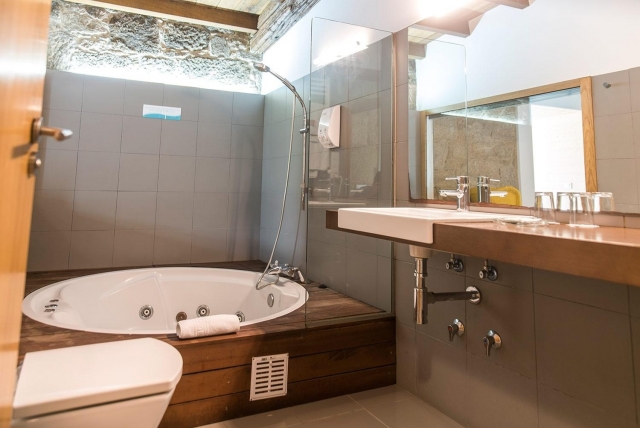  Badezimmer mit Hydromassage-Badewanne 