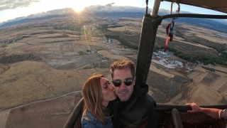 Escapada Romántica: Cabaña Árbol y Vuelo en Globo