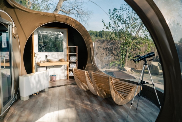 Sala de estar de la burbuja y baño