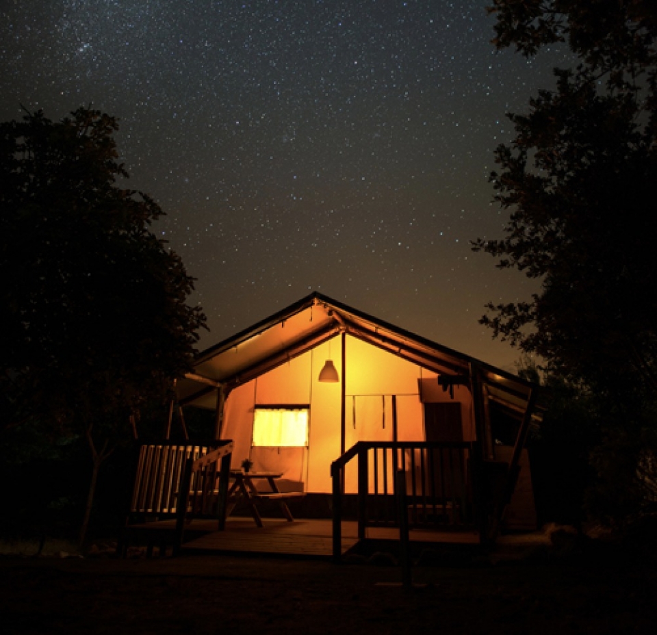 La nuit étoilée et une Ecotente 