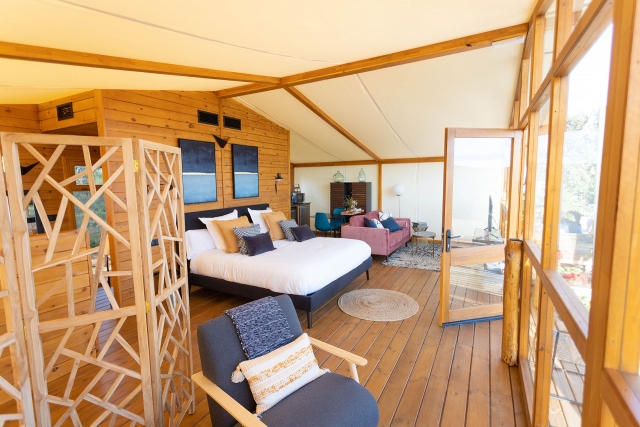  Chambre et salon de la Suite Glamping 