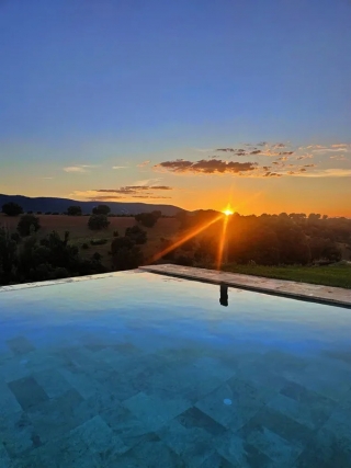 El Atardecer en la piscina