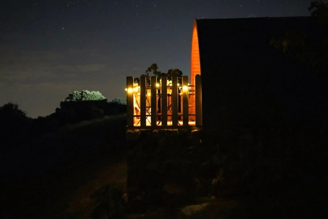 Terraza de una cabaña por la noche