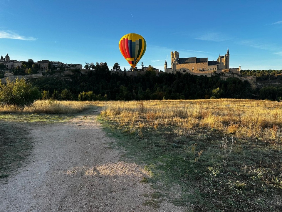  Profitez de la vue sur l'Alcazar lors d'un vol en montgolfière 