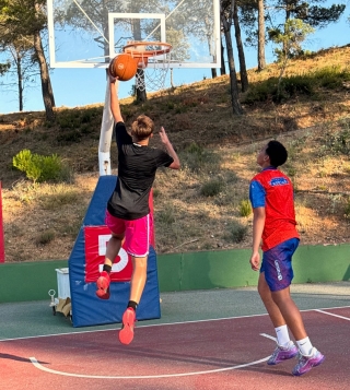 Camp de basket multi-aventure à Requena, 4-7 jours