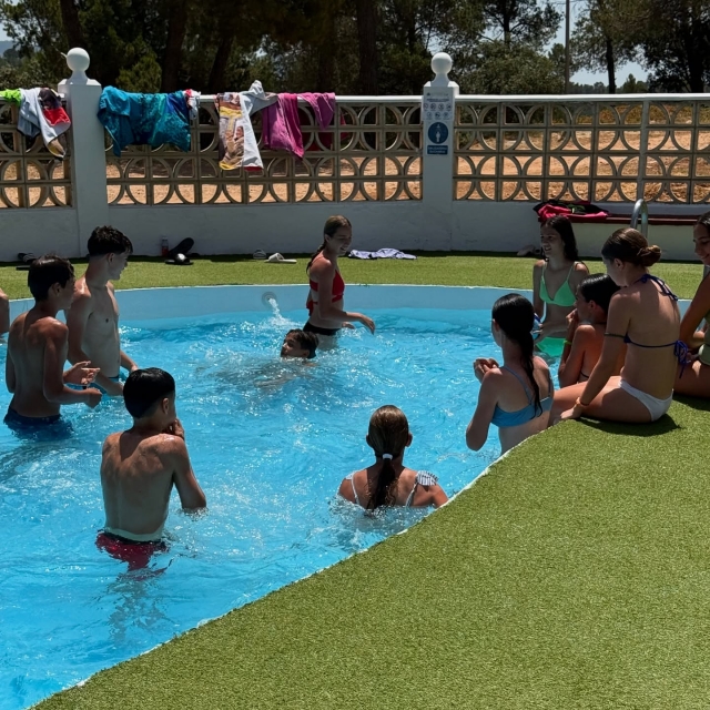  Dans la piscine du camp 