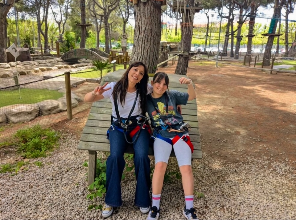 Família desfrutando do circuito de tirolesa 