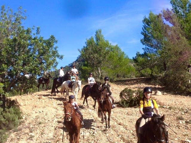 Ruta con pequenos jinetes