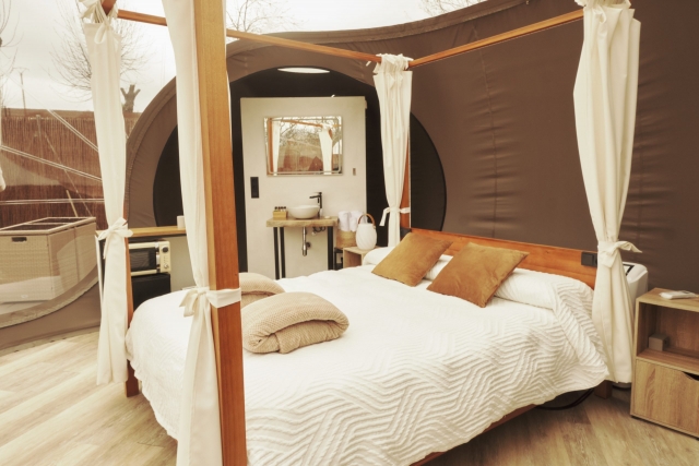  Four-poster bed inside the bubble 
