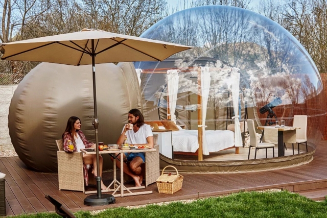  Having breakfast near the bubble 