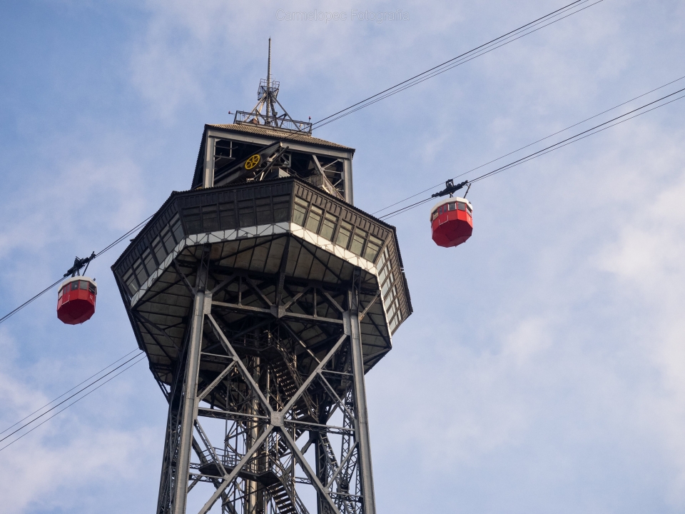 Subir no teleférico de Barcelona 