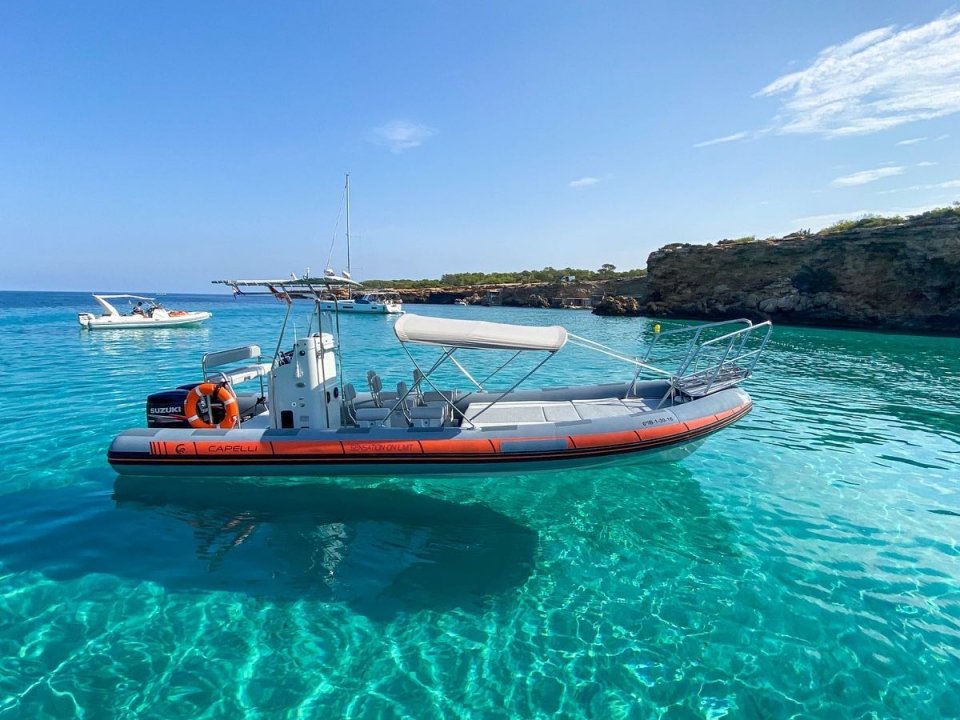  Profitez d'une promenade en bateau dans des eaux cristallines 
