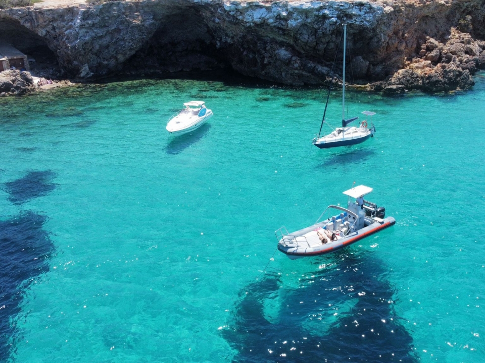 Promenade en bateau à travers Cala Saladeta 