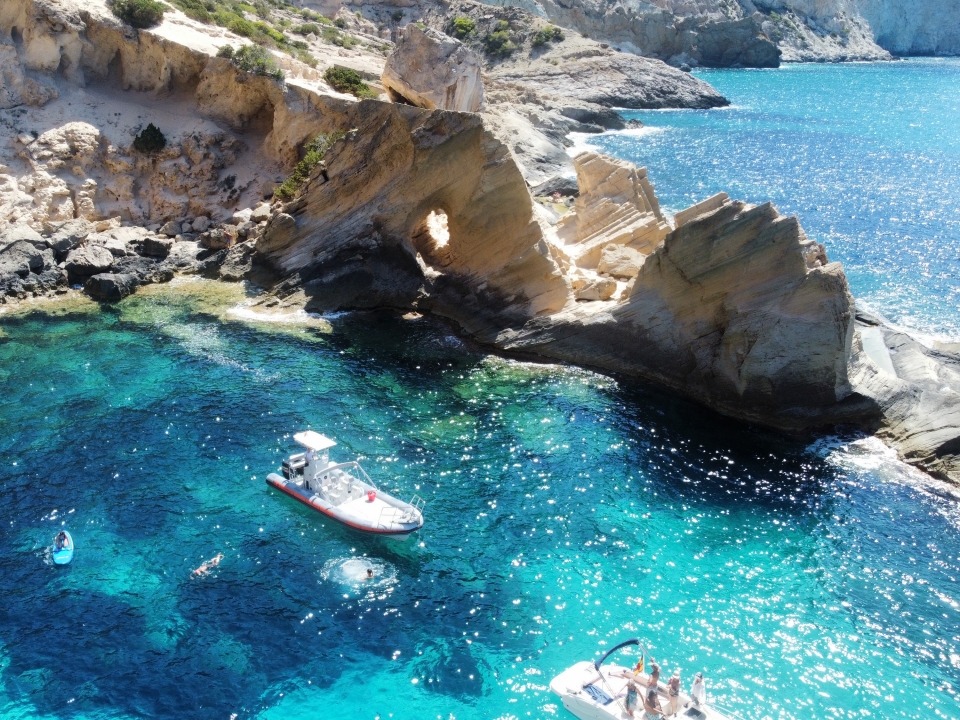  Route en bateau à travers les criques d'Ibiza 