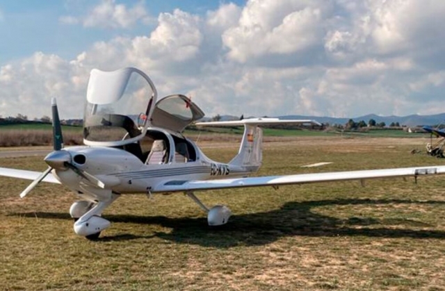  Pilot eines Kleinflugzeugs in der Landschaft von Barcelona