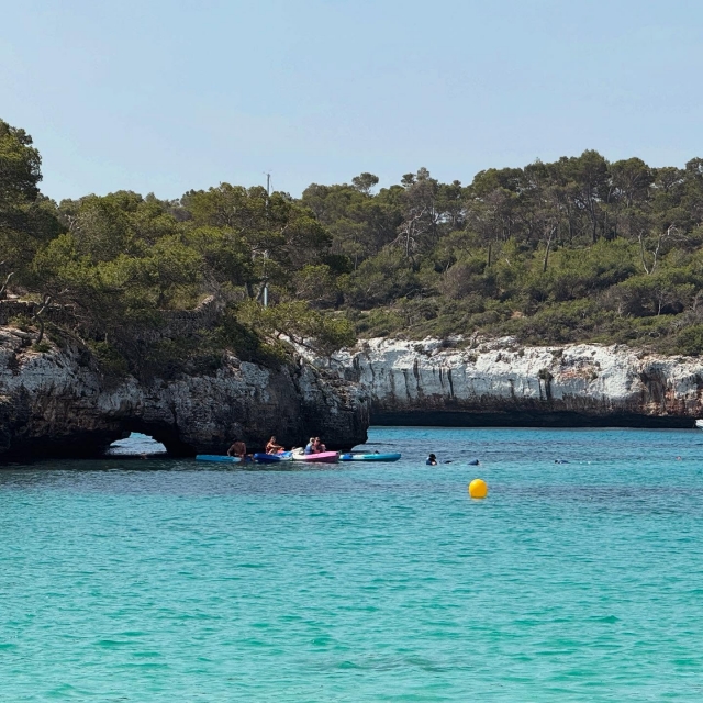  Esplora Cala Santanyi in kayak 