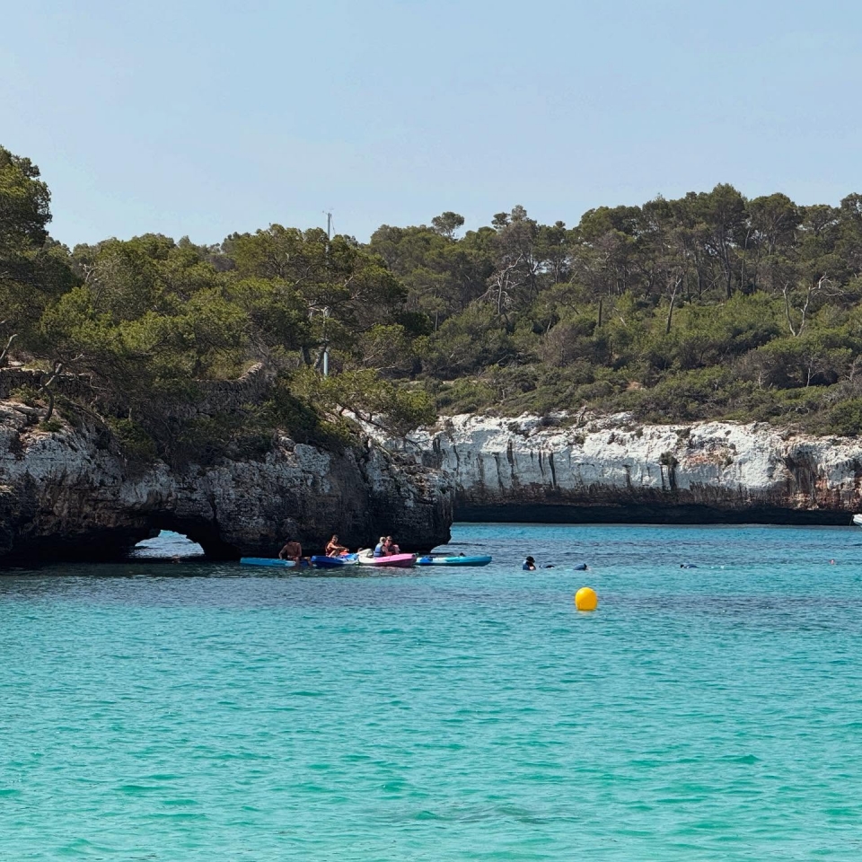  Esplora Cala Santanyi in kayak 