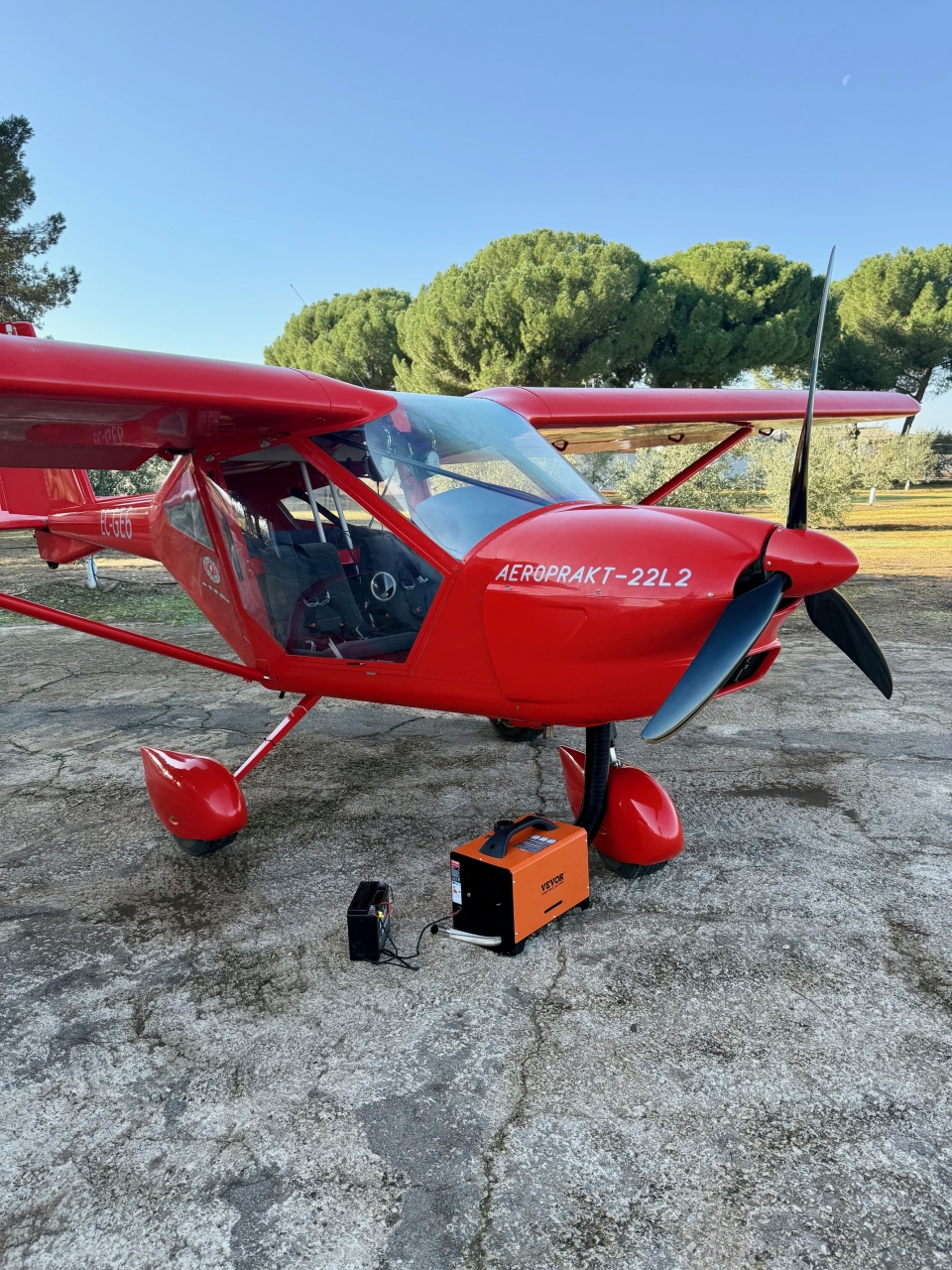  Avião em hangar pronto para decolar em Jaén