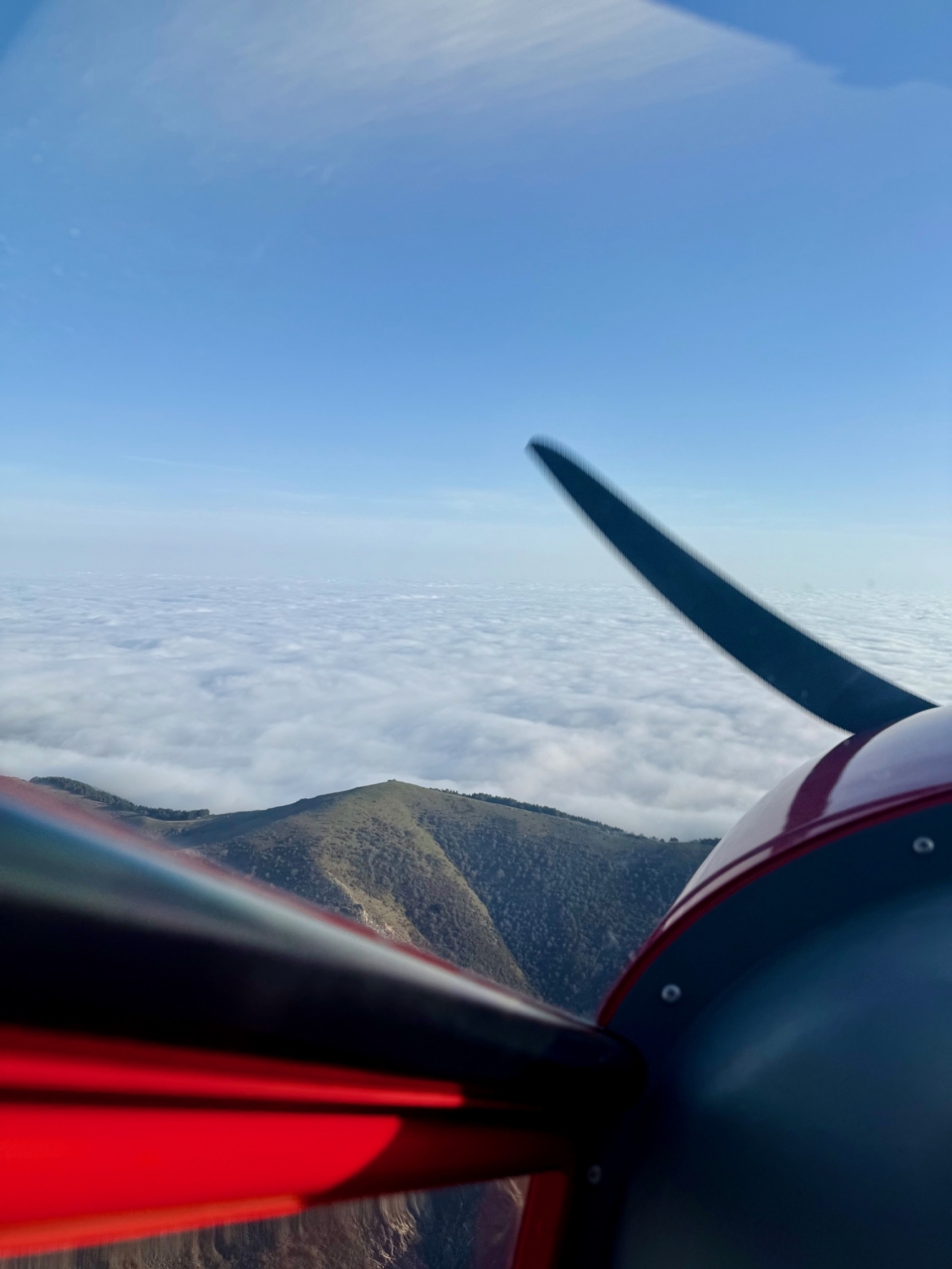 Voo de avião sobre a Serra Morena 