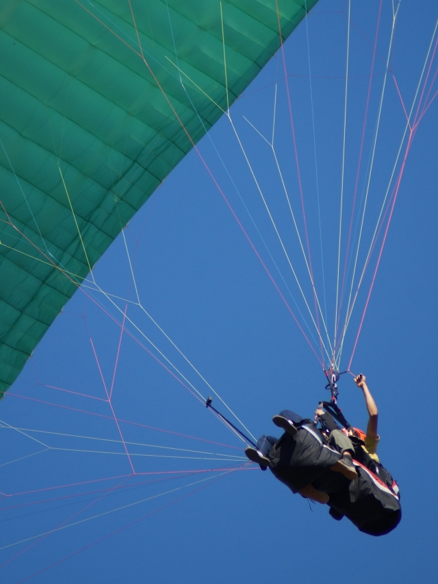  滑翔伞与杂技表演 