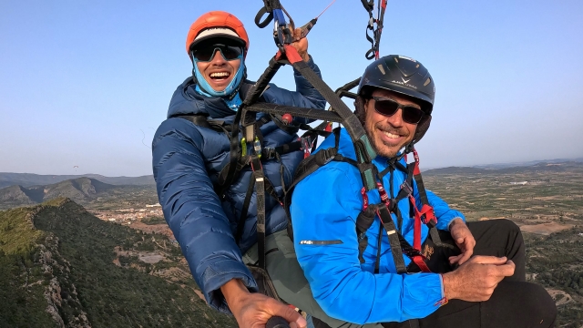  在瓦伦西亚享受滑翔伞冒险 
