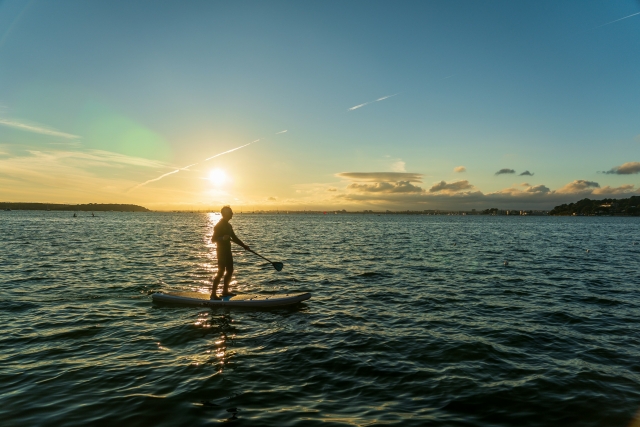 Paddle surf à l'aube 