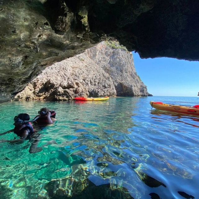 Explora cuevas con los kayaks