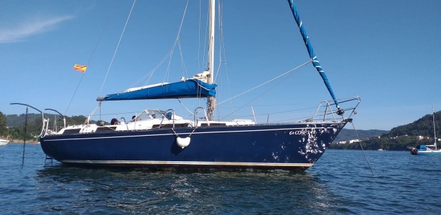 Private sailboat for 9 people 