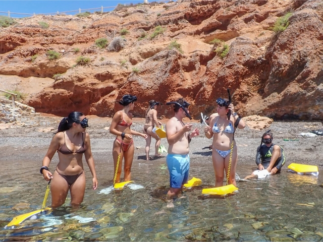 Equipo listo para practicar snorkel a motor
