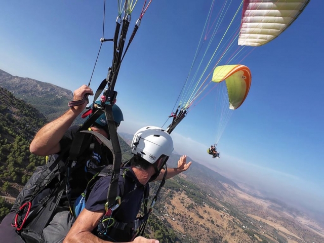 Disfruta de un vuelo en parapente por el castillo de Teba
