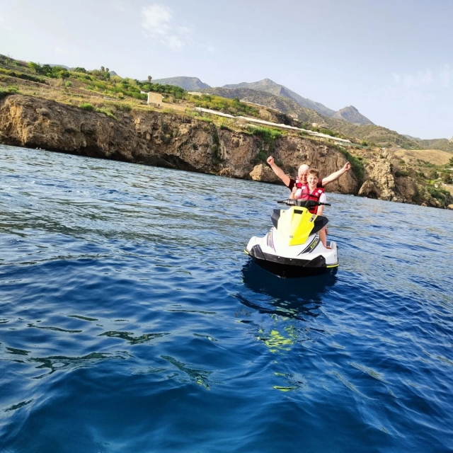  Apprenez à connaître Maro à bord d'un jet ski 